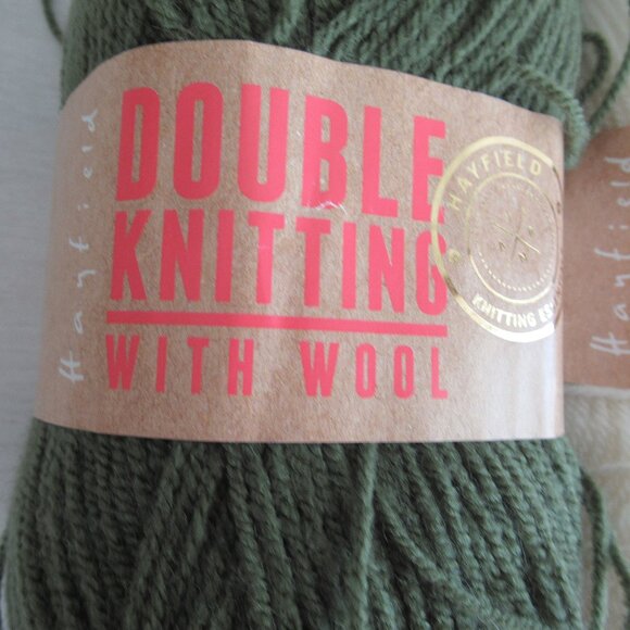 New VTG Hayfield Double Knitting with Wool Yarn, Lot of 2 skeins Green and Ivory - Picture 3 of 7